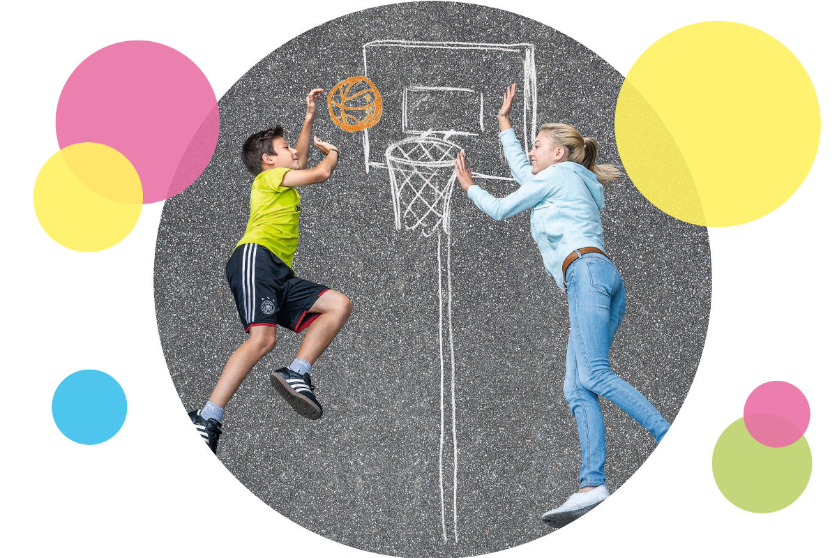 Erzieherin und Kind spielen Basketball